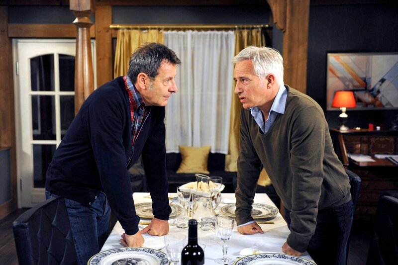 ARD ROTE ROSEN FOLGE 1393, am Dienstag um 14:10 Uhr im ERSTEN. Thomas (Gerry Hungbauer, r.) beunruhigt Gunter (Hermann Toelcke, l.) mit seiner Theorie, dass Jan es auf Merle abgesehen hat. – Bild: ARD/​Nicole Manthey