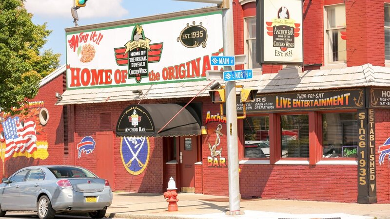 Mittagsportion „Muikku“ von „Lapland Food“ auf dem Kauppatori-Markt in Helsinki. – Bild: ORF/​Warner/​The Travel Channel