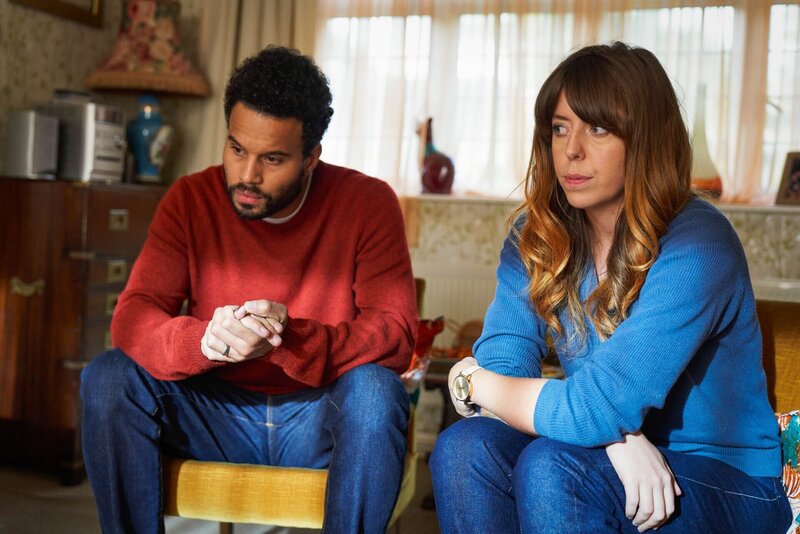 Nick (Darryl Foster, l.); Caroline (Rebecca Humphries, r.) – Bild: House Productions