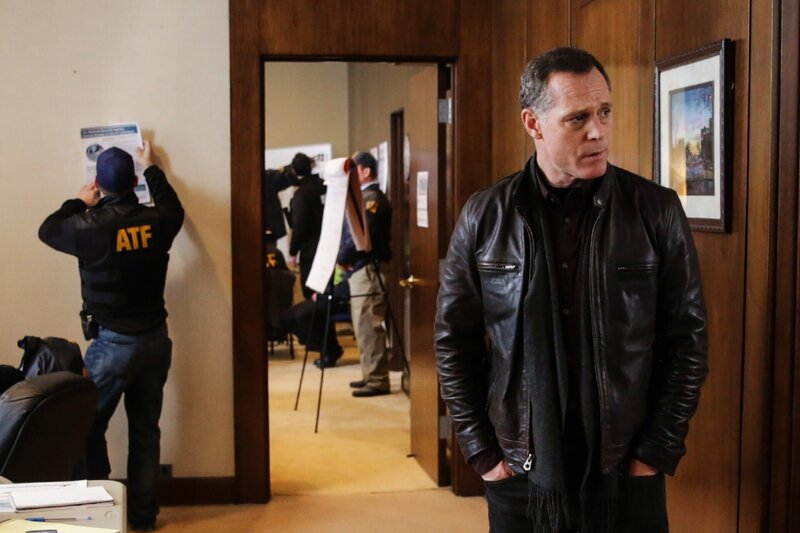 Die Intelligence Unit arbeitet an der Suche nach den Bombenlegern. Hat Hank Voight möglicherweise eine Spur die zum Täter führt? – Bild: TVNOW/​NBC Studios