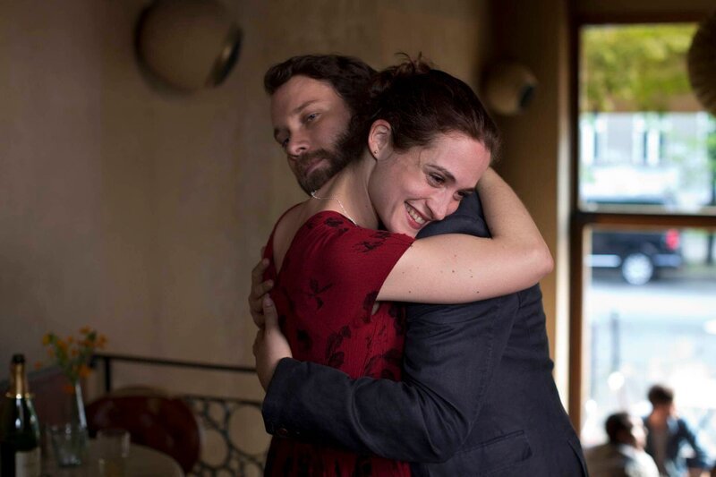 Christian Ulmen, Friederike Becht – Bild: Senator Film / MKNS Christian Ulmen, Friederike Becht – Bild: Senator Film / MKNS