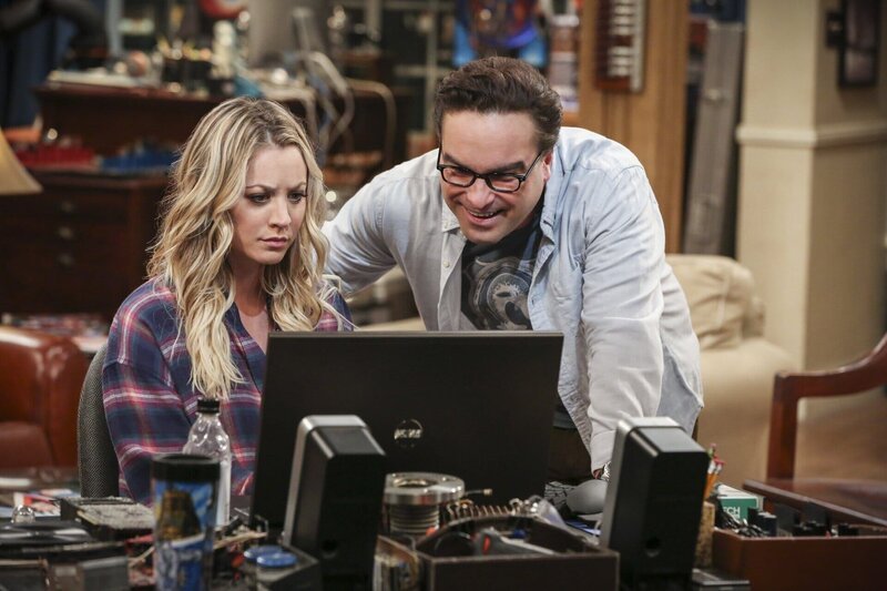 Leonard (Johnny Galecki, r.) ist hellauf begeistert, als seine Frau Penny (Kaley Cuoco, l.) zu einer Comic-Con eingeladen wird, um Autogramme zu geben. Sie ist allerdings weniger entzückt, als sie erfährt, dass es sich dabei wohl um eine Zusammenkunft gescheiterter Schauspieler handelt … – Bild: 2016 Warner Brothers Lizenzbild frei