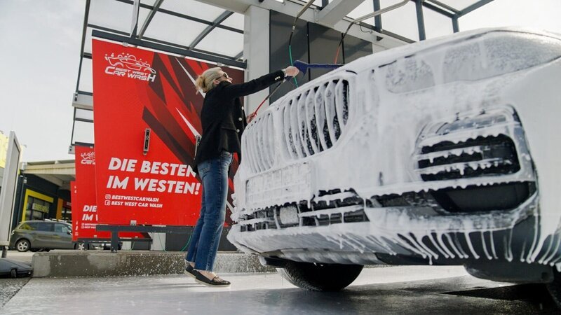 SUV Fahrerin Verena Krivda pflegt ihren geliebten SUV in der Waschstraße. – Bild: ORF/​Neulandfilm