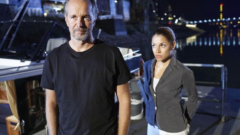 Nina (Anna Julia Kapfelsperger) schafft es nicht, sich gegen ihren väterlichen Mentor Flessing (Jochen Horst) zu stellen und gibt ihm ein falsches Alibi … – Bild: MG RTL D /​ Guido Engels