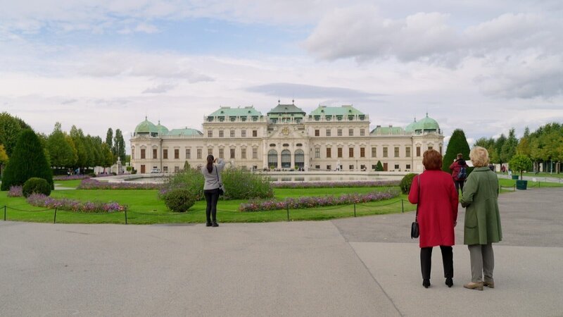 Ulrike Wiesner und Freundin Grete vorm Belvedere – Bild: ORF/​ORF-Wien