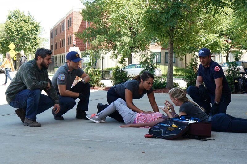 V.l.: Hector, Matthew Casey, Gabriela Dawson, Mädchen, Sylvie Brett, Kelly Severide. – Bild: NBCUniversal Media, LLC