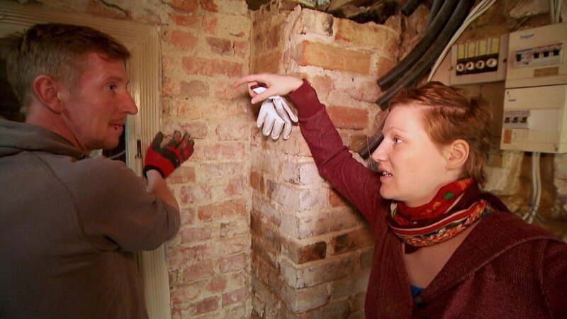Mareike und Martin haben ein Schnäppchenhaus in Mareikes Ostdeutscher Heimat gekauft. Ehe sie dort einziehen können, muss das gesamte Haus kernsaniert werden. – Bild: RTLZWEI