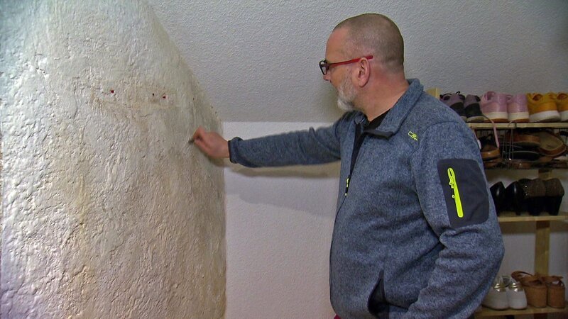 Michael zeigt den gefährlichen Schimmel an der Schlafzimmerwand – Bild: RTLZWEI
