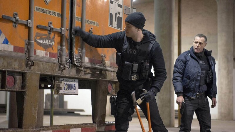 Hank Voight und Jay Halstead setzen alles daran, den Drogenbaron endgültig das Handwerk zu legen und schrecken auch vor unlauteren Methoden nicht zurück. – Bild: RTL /​ NBC Studios