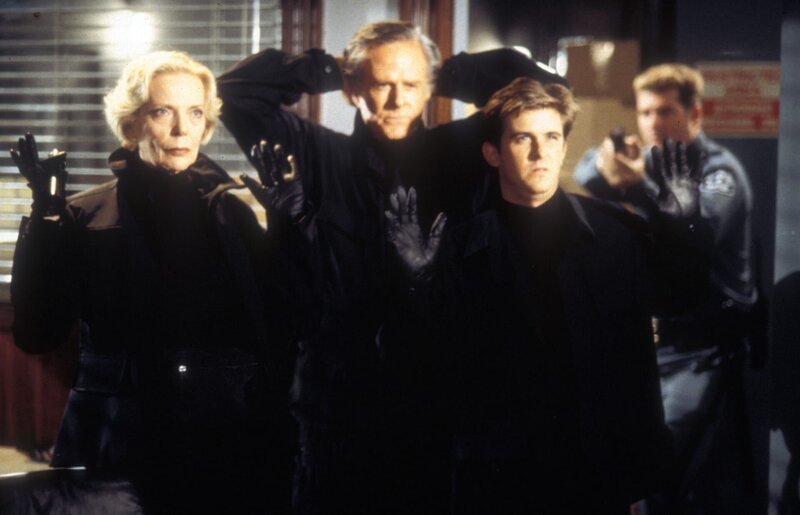 (v.l.n.r.) Cinnamon Carter (Barbara Bain); Alexander Drake (Robert Vaughn); Bruce (Ted Mattison) – Bild: TM & © 2021 ViacomCBS All Rights Reserved. Lizenzbild frei