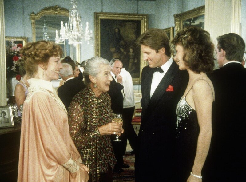 Lady Bromfield (Meg Wynn Owen), Margery (Margaret Withers), Lee (Bruce Boxleitner) und Amanda (Kate Jackson) bei einem Empfang auf Schloss Bromfield. – Bild: CBS Television