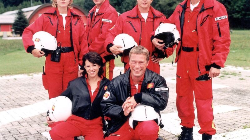 v.li. stehend: Dr. Karin Thaler (Roswitha Meyer), Enrico Contini (Tom Mikulla) Peter Berger (Serge Falck), Dr. Mark Harland (Urs Remond), v.li. hockend: Gina Aigner (Julia Cencig) und Jens Köster (Hans Heller) – Bild: RTL /​ Miguel Dieterich