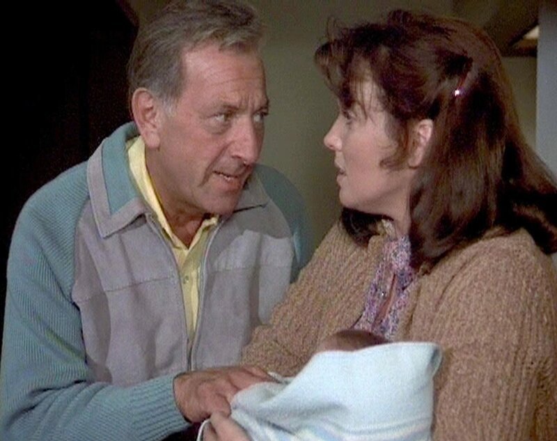 Quincy (Jack Klugman) tröstet die verstörte Mandolyn Estes (Tyne Daly), die einen ihrer Zwillinge auf tragische Art und Weise verloren hat. – Bild: RTLup