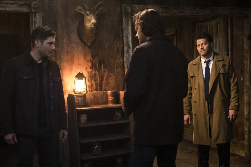 (v.l.n.r.) Dean Winchester (Jensen Ackles); Sam Winchester (Jared Padalecki); Castiel (Misha Collins) – Bild: Warner Brothers /​ Katie Yu Lizenzbild frei