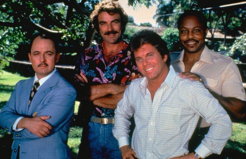 Sorgen für Recht und Ordnung auf Hawaii (v.l.n.r.): Jonathan Higgins (John Hillerman), Thomas Magnum (Tom Selleck), Rick Wright (Larry Manetti) und T.C. Calvin (Roger E. Mosley) – Bild: 1980 Universal City Studios LLLP. All Rights Reserved. Lizenzbild frei