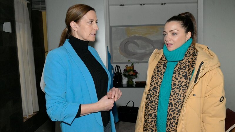 Emily (Anne Menden, r.) bittet Katrin (Ulrike Frank) ein letztes Mal um einen Gefallen. – Bild: RTL /​ Rolf Baumgartner