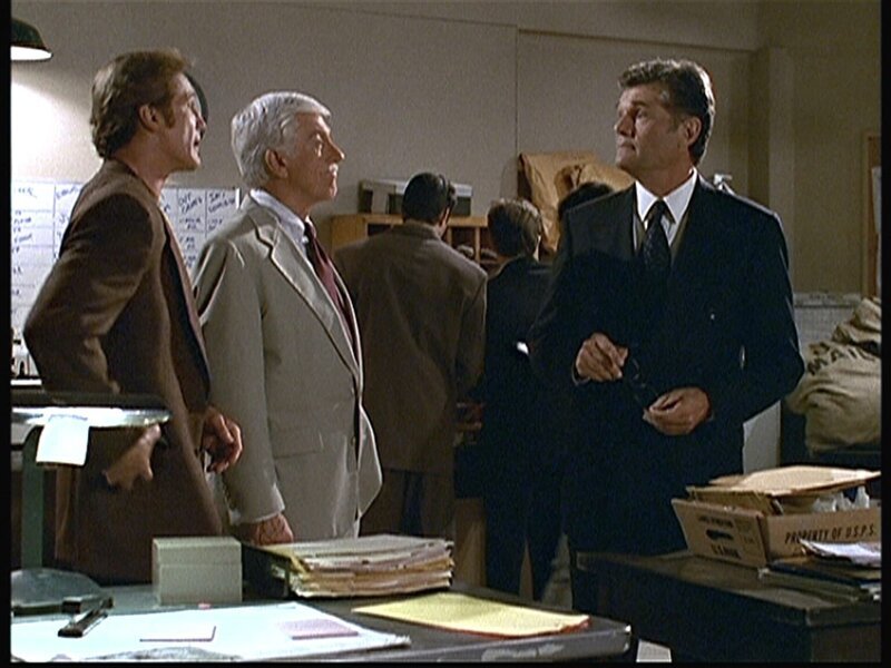 Steve (Barry Van Dyke, l.) und Mark (Dick Van Dyke, 2.v.l.) verhören Harry (Fred Willard), den Leiter der Poststelle im Fernsehsender. – Bild: Viacom Lizenzbild frei