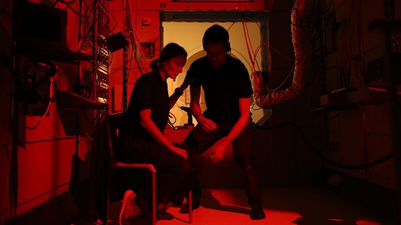 Astronauts in red room. – Bild: Discovery Communications