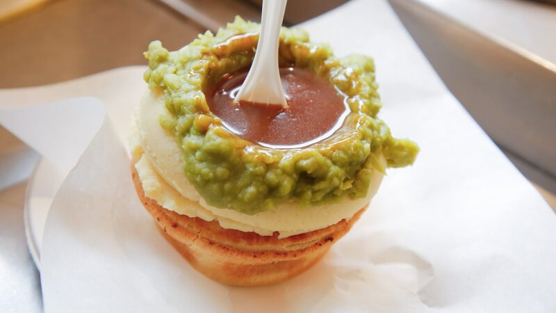 „Harry’s Tiger Pie“ ist das Spezialgericht im „Harry’s Café de Wheels“: Rindfleischstücke in Blätterteig, belegt mit Kartoffelpüree, matschigen Pasteten und reichhaltiger Soße. – Bild: ORF/​Warner/​The Travel Channel