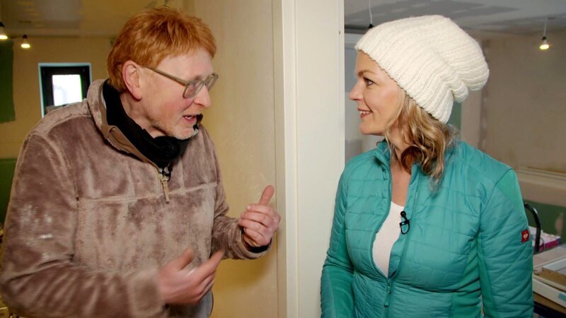 Bauleiter Wolfgang (li.) im Gespräch mit Eva Brenner – Bild: RTL II