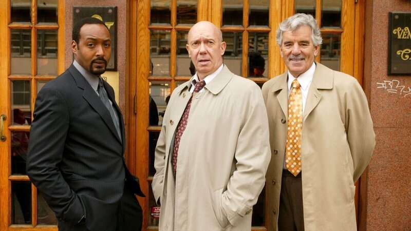 Det. Ed Green (Jesse L. Martin, li.) und Det. Joe Fontana (Dennis Farina, Mi.) ermitteln mit Captain Don Cragen (Dann Florek) im Todesfall des Kinderschänders Jacob Lowenstein, der nach seiner Entlassung aus dem Gefängnis mit einem Wagen überfahren wurde. – Bild: RTL /​ NBC