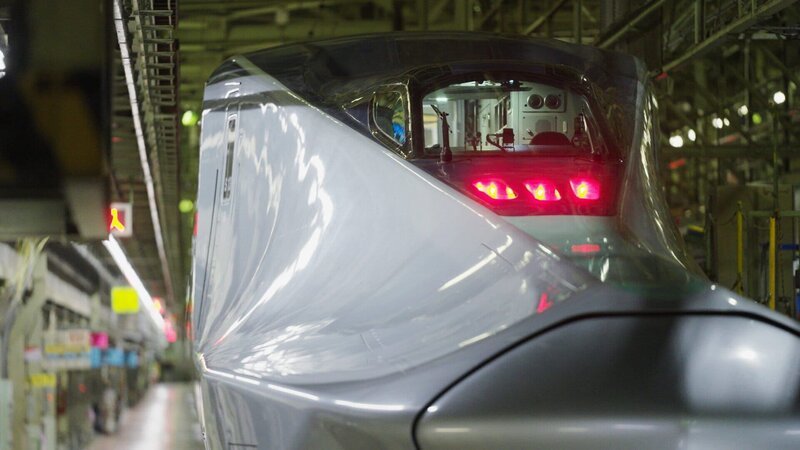 Hier basteln die Ingenieure der ehemaligen Staatsbahn an dem perfekten Shinkansen, wobei der AlfaX ein reines Versuchskaninchen ist. – Bild: SRF/​Autentic