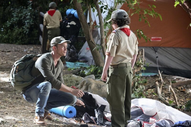 Um vor einem prekären Gespräch flüchten zu können, willigt Wade (Wilson Bethel, l.) ein, die Kinder bei einem Camping-Ausflug zu beaufsichtigen … – Bild: Warner Bros.