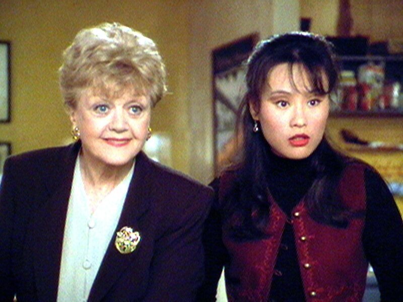 Jessica Fletcher (Angela Lansbury, l.) hilft ihrer ehemaligen Studentin Miko (Vivian Wu) bei der Lösung eines heiklen Mordfalles. – Bild: RTLup