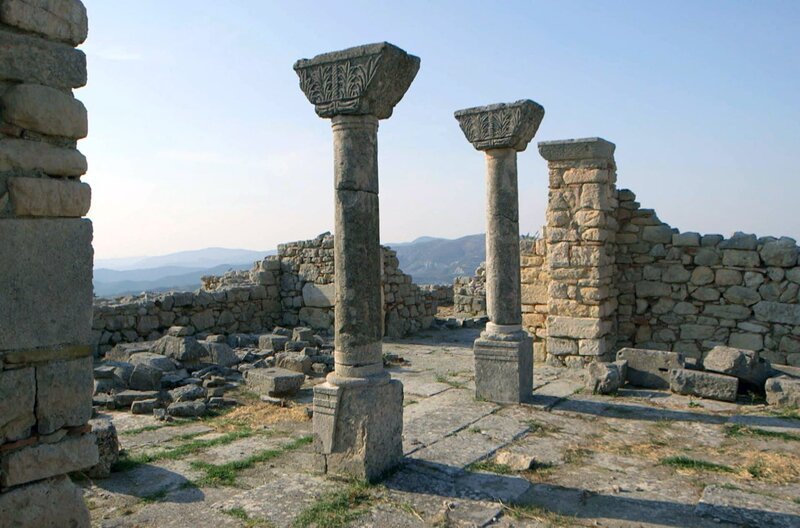 Überreste antiker Zivilisationen prägen die albanischen Hochebenen. Sie inspirierten Lord Byron zu einem romantischen Albanien in „Childe Harolds Pilgerfahrt“. – Bild: Elephant Doc