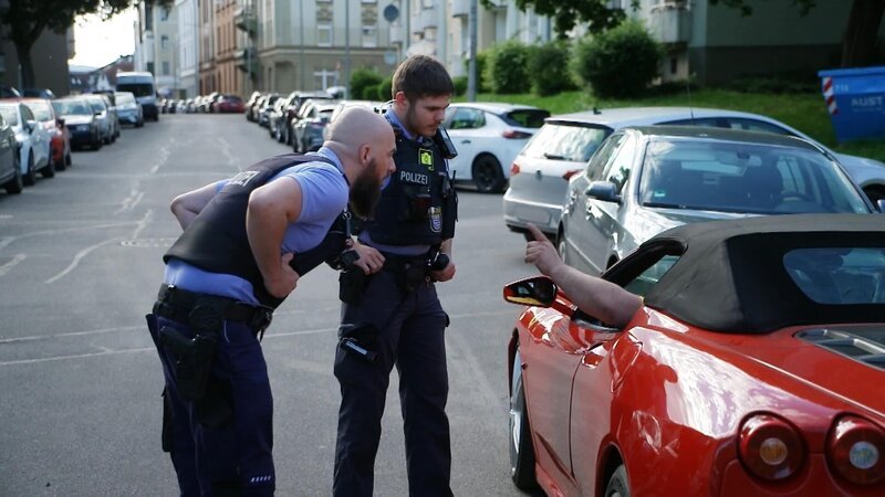 Die Polizei hält einen Raser an. – Bild: RTL /​ SPIEGEL TV