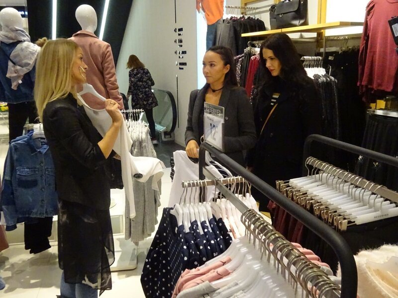 Rosemarie (M.) und Shoppingbegleitung Sina (r.) – Bild: RTL Living