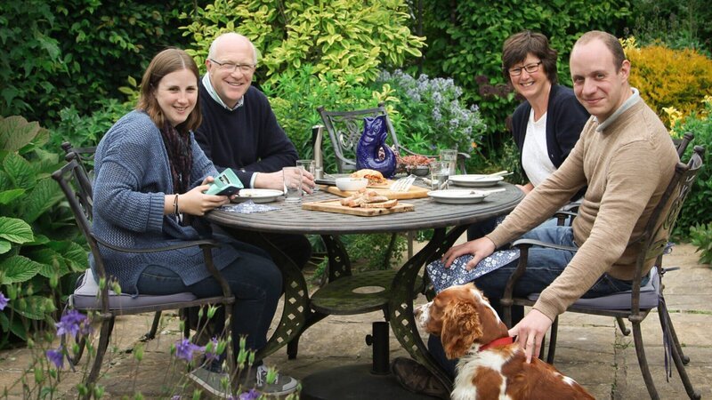 Der Hof der Familie Mellor hält zwar alle in Arbeit, doch für ein gemeinsames Mittagessen ist immer Zeit. – Bild: ZDF und Arte/​Martin Koddenberg