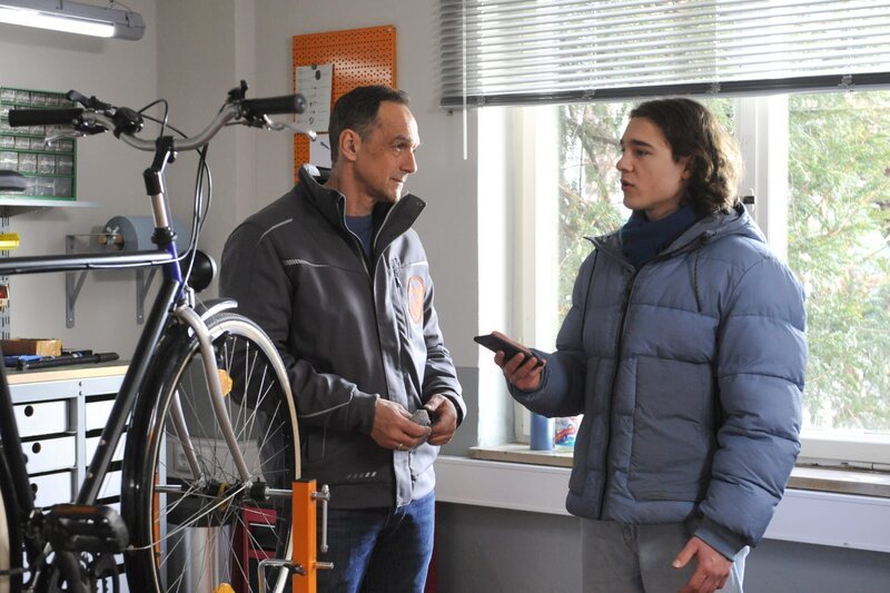 Mike (Harry Blank, links) erfährt von Till (Marinus Hohmann), dass dieser die Job-Challange absagen möchte. – Bild: BR/​Marco Orlando Pichler