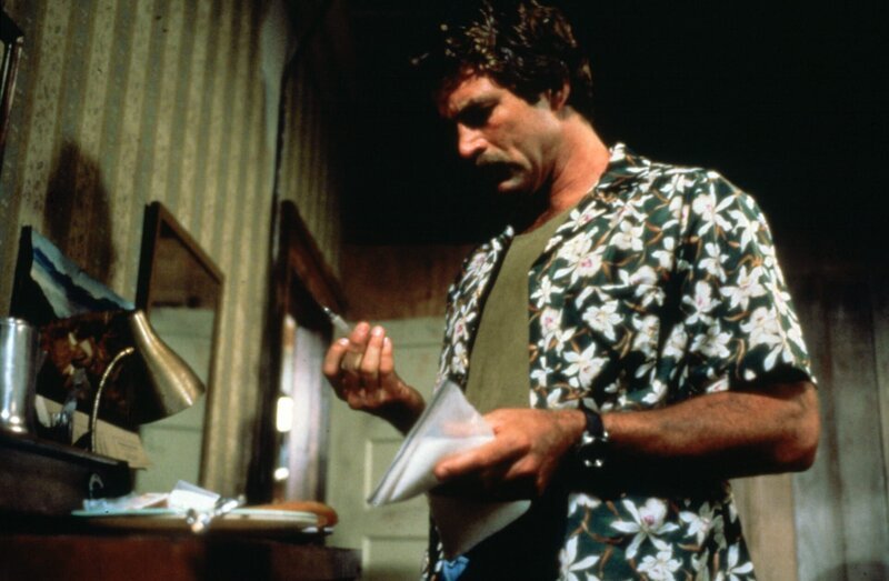 Thomas Magnum (Tom Selleck) auf Spurensuche … – Bild: 1980 Universal City Studios LLLP. All Rights Reserved. Lizenzbild frei