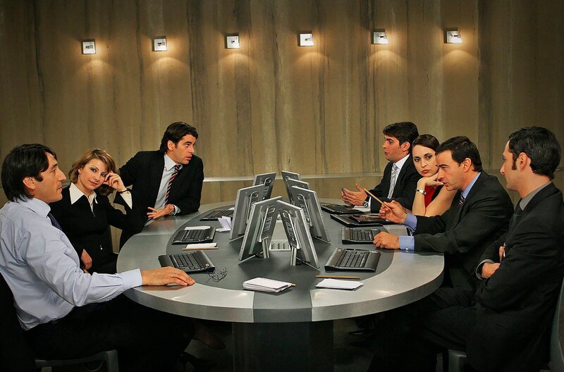 ONE DIE GRÖNHOLM-METHODE – WER KRIEGT DEN JOB?, am Montag (17.03.25) um 20:15 Uhr. v.l.n.r. Julio (Carmelo Gómez), Nieves (Najwa Nimri), Carlos (Eduardo Noriega), Ricardo (Pablo Echarri), Ana (Adriana Ozores), Fernando (Eduard Fernández) und Enrique (Ernesto Alterio). – Bild: WDR/Alquimia Cinema/ S.A. Tornasol Films/ S.A. Arena Films/ S.R.L. Cattleya/ S.p.A. ONE DIE GRÖNHOLM-METHODE – WER KRIEGT DEN JOB?, am Montag (17.03.25) um 20:15 Uhr. v.l.n.r. Julio (Carmelo Gómez), Nieves (Najwa Nimri), Carlos (Eduardo Noriega), Ricardo (Pablo Echarri), Ana (Adriana Ozores), Fernando (Eduard Fernández) und Enrique (Ernesto Alterio). – Bild: WDR/Alquimia Cinema/ S.A. Tornasol Films/ S.A. Arena Films/ S.R.L. Cattleya/ S.p.A.
