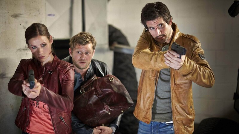 Jenny (Katrin Heß) und Ben (Tom Beck, r.) verfolgen Van Sand, der Mark (Andreas Guenther) gelinkt hat und nun mit dem Geld und den Beweisen auf der Flucht ist … – Bild: RTL /​ Guido Engels