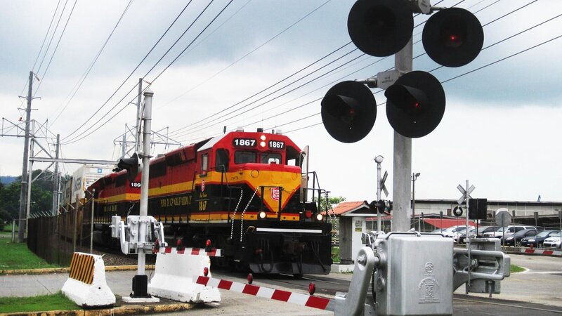 Die Linie, die einst als erste interozeanische Verbindung gefeiert wurde, kränkelte Jahrzehnte lang vor sich hin, bis Rettung kam. – Bild: ZDF und SWR