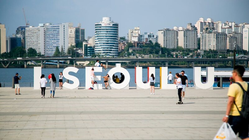 Seoul wird durch den Han-Fluss geteilt, dessen Ufer ein beliebtes Ziel für Erholung und Ausblicke auf die Skyline der Stadt ist. – Bild: ORF/​Warner/​The Travel Channel