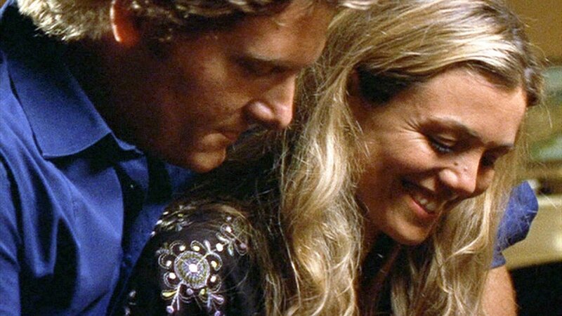 Als Nick (Myles Pollard) für Tess (Bridie Carter) Klavier spielt, verfällt sie dem Chameur voll und ganz. Aber ist Nick wirklich der Richtige? – Bild: TVNOW
