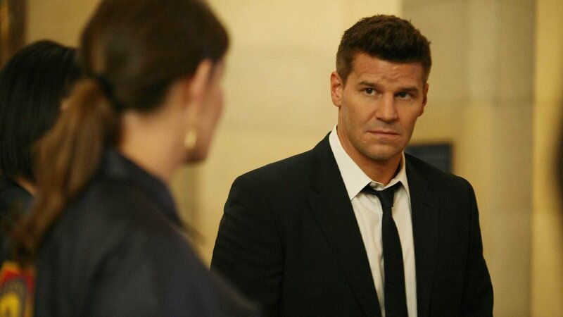 Dr. Temperance „Bones“ Brennan (Emily Deschanel) und Booth (David Boreanaz) – Bild: RTL /​ FOX