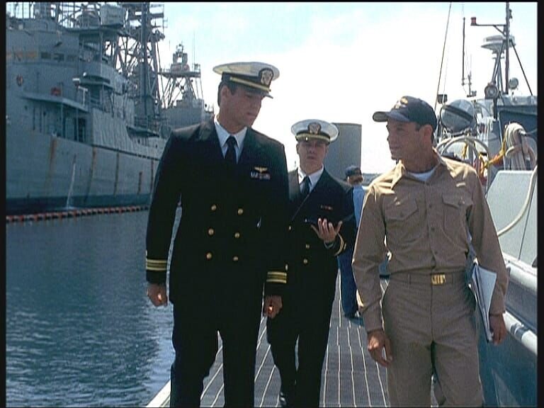 Harm Rabb (David James Elliott, l.) und Bud Roberts (Patrick Labyorteaux, M.) verteidigen Lieutenant Nelson, den Sohn des Marineministers. – Bild: Nitro.