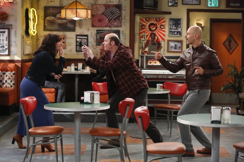(v.l.n.r.) Randy (Katey Sagal); Tush (David Koechner); Fawz (Maz Jobrani) – Bild: CBS Broadcasting, Inc.