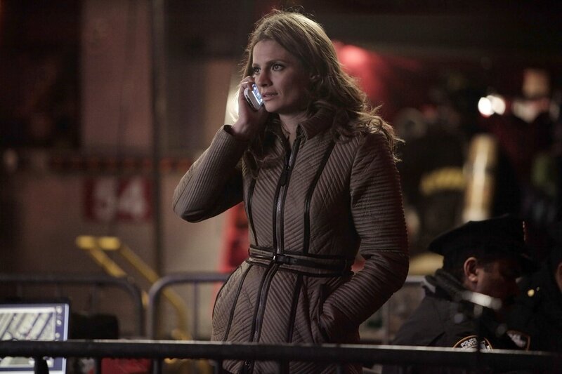 Macht sich große Sorgen um ihre Kollegen, die in einem brennenden Gebäude festsitzen: Kate Beckett (Stana Katic) – Bild: American Broadcasting Companies, Inc.