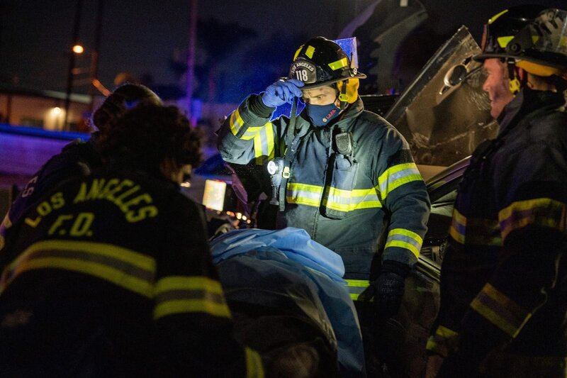 L-R: Evan ‚Buck‘ Buckley (Oliver Stark), Bobby Nash (Peter Krause) – Bild: 2021 Fox Media LLC
