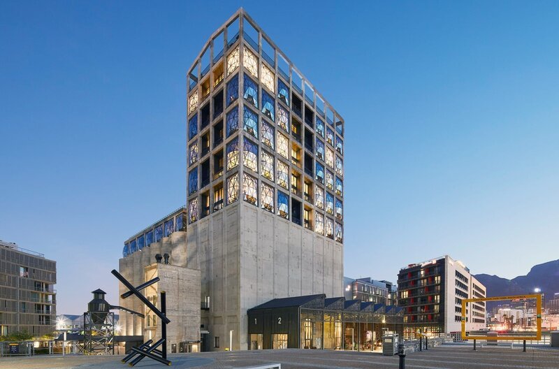 Das 33 Meter hohe Atrium des Zeitz MOCAA in Kapstadt hat das Sakrale einer Kathedrale, gleichzeitig spendet es die Geborgenheit einer Bienenwabe. – Bild: Hufton+Crow