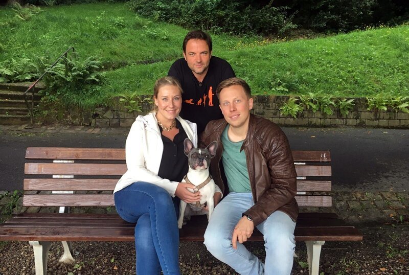 Jenny Pappert und Patric Dressia (r.) dachten eigentlich, ihre Französische Bulldogge „Gretel“ ausreichend zu beschäftigen. Dennoch kann die quirlige Hündin nicht genug bekommen. Jeden Stock und jeden Ball möchte sie besitzen und nie wieder rausrücken. Das Paar weiß nicht mehr weiter und bittet Martin Rütter um Hilfe. – Bild: MG RTL D /​ DOCMA TV