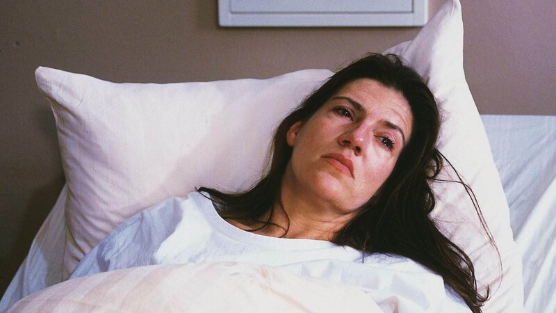 Walter (Katy Karrenbauer) liegt nach ihrer Fehlgeburt im Krankenbett. – Bild: RTL