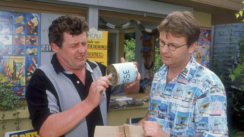 Benno (Willi Thomczyk, li.) und Lothar (Rene Heinersdorff) mit der Dose, die Pröter im Kiosk zum Bezahlen aufgestellt hat. Benno findet das unverantwortlich von Pröter: Was ist, wenn die Dose gestohlen wird? – Bild: MG RTL D /​ Frank Dicks