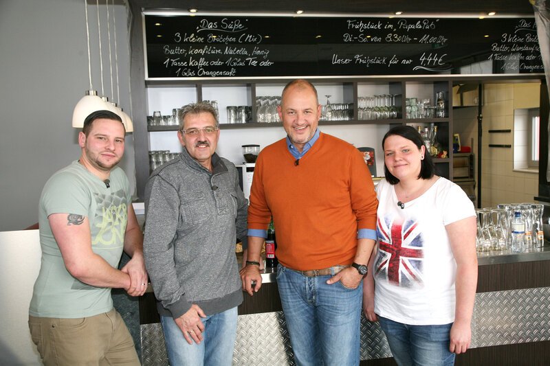 Axel (2.v.l.) investierte seine kompletten Ersparnisse und sogar seine Kinder Janine (r.) und Marcel (l.) beteiligten sich an dem neuen Bistro ihres Vaters. Doch jetzt bleiben die Gäste aus. Kann Frank Rosin (2.v.r.) der Familie helfen? – Bild: Kabel Eins