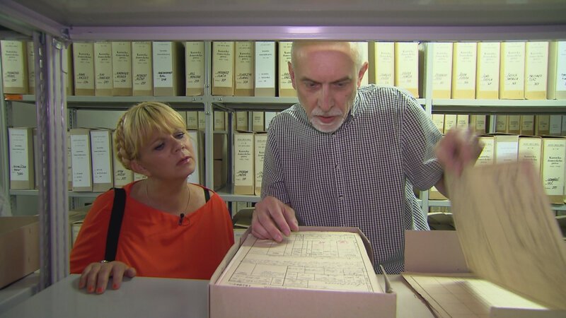 Julia Leischik (l.) macht sich auf die Suche nach den Schwestern von Lieselotte. Doch wird es ihr gelingen, diese ausfindig zu machen? – Bild: © SAT.1